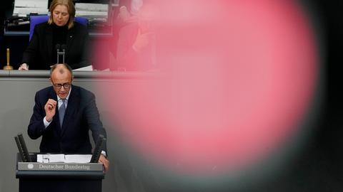 Friedrich Merz spricht im Bundestag während der Debatte über Migration am 29.01.2025.