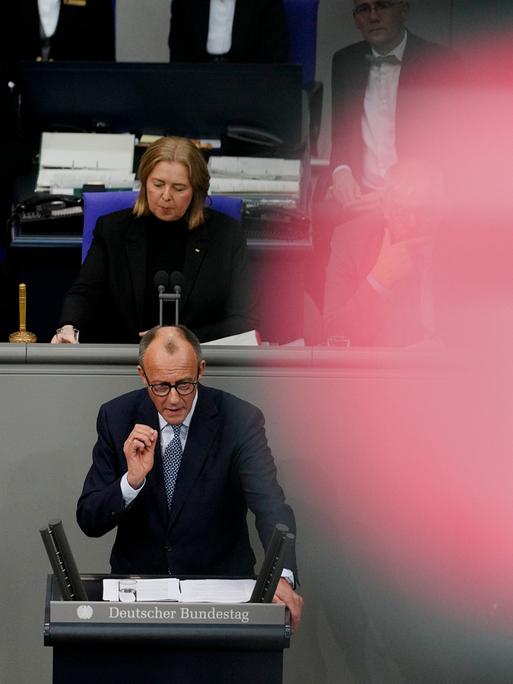 Friedrich Merz spricht im Bundestag während der Debatte über Migration am 29.01.2025.