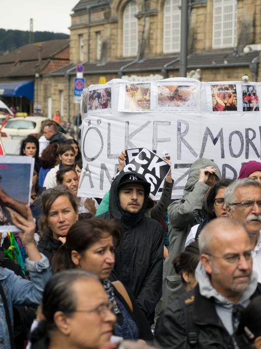 Protest: Jesiden klagen in Bielefeld den Massenord der IS-Milizen an ihren Glaubensbrüdern im Irak an. Foto: Robert B. Fishman