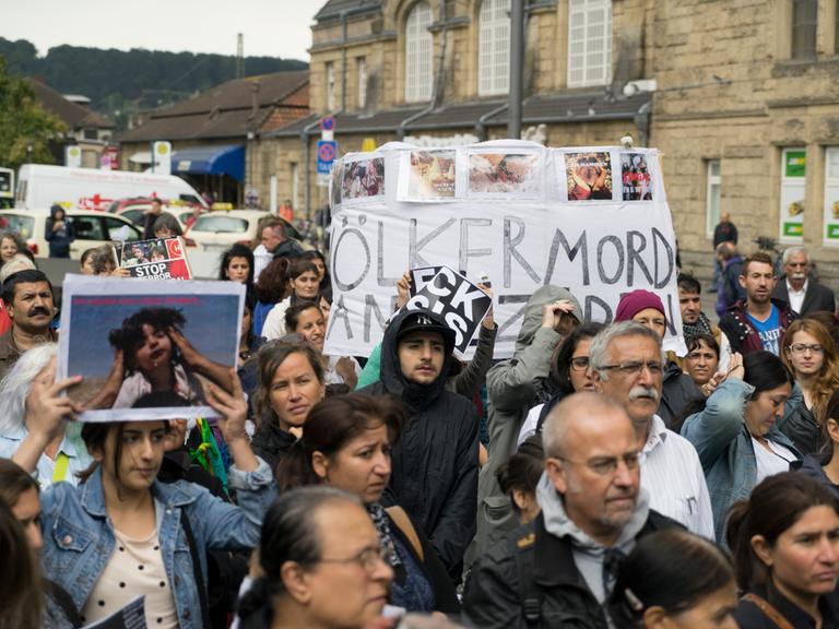 Protest: Jesiden klagen in Bielefeld den Massenord der IS-Milizen an ihren Glaubensbrüdern im Irak an. Foto: Robert B. Fishman