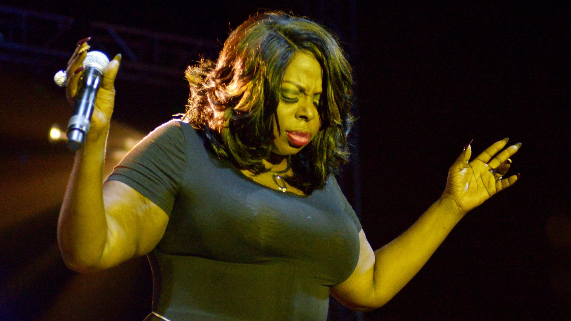 Die US-amerikanische Soul-Sängering Angie Stone bei einem Konzertauftritt im Jahr 2016 in Los Angeles. Die US-amerikanische Soul-Sängering Angie Stone bei einem Konzertauftritt im Jahr 2016 in Los Angeles.