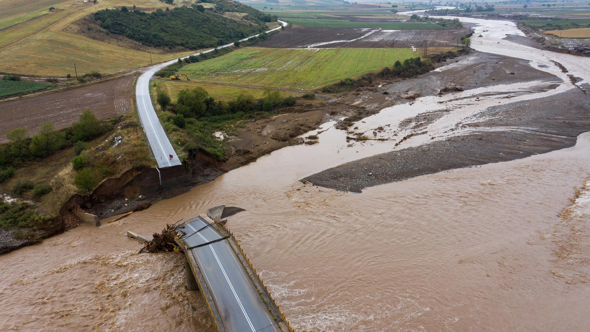 Das Foto zeigt eine zerstörte Brücke in der Hochwasserregion bei Karditsa/Thessalien in Griechenland.