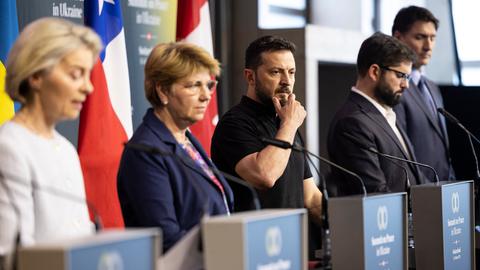 Die Präsidentin der Europäischen Kommission Ursula von der Leyen (von links), die Schweizer Bundespräsidentin Viola Amherd, der ukrainische Präsident Wolodymyr Selenskyj, der chilenische Präsident Gabriel Boric und der kanadische Premierminister Justin Trudeau sprechen auf der Abschlusspressekonferenz des Gipfels zum Frieden in der Ukraine auf dem Bürgenstock bei Luzern in der Schweiz. 