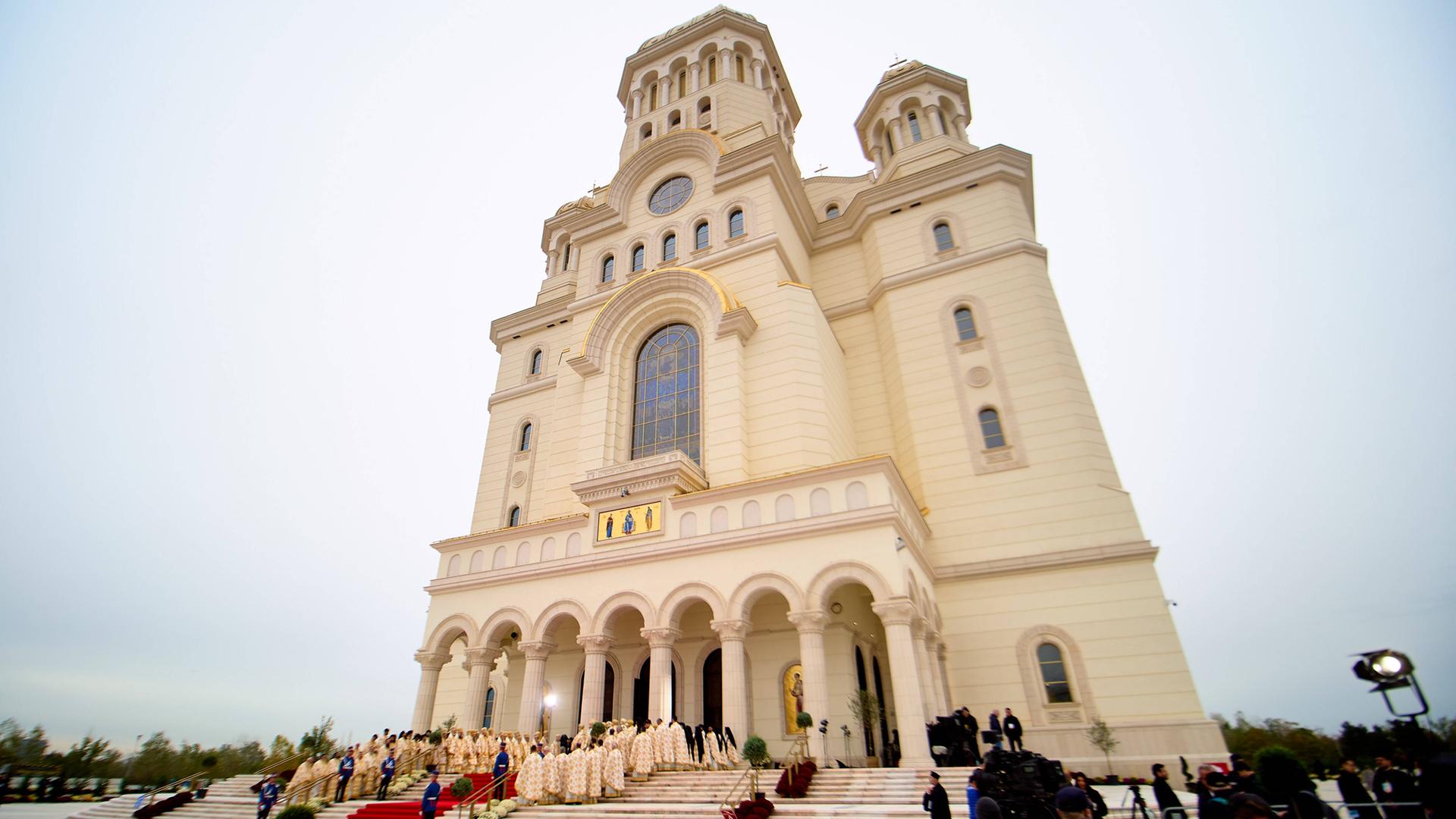 Die größte orthodoxe Kathedrale der Welt, die rumänische Nationalkathedrale, während der Weihe ihrer Innenmosaike und Ikonen, einem Ereignis zum hundertjährigen Jubiläum des rumänisch-orthodoxen Patriarchats und 140 Jahren Autokephalie. Die größte orthodoxe Kathedrale der Welt, die rumänische Nationalkathedrale, während der Weihe ihrer Innenmosaike und Ikonen, einem Ereignis zum hundertjährigen Jubiläum des rumänisch-orthodoxen Patriarchats und 140 Jahren Autokephalie.