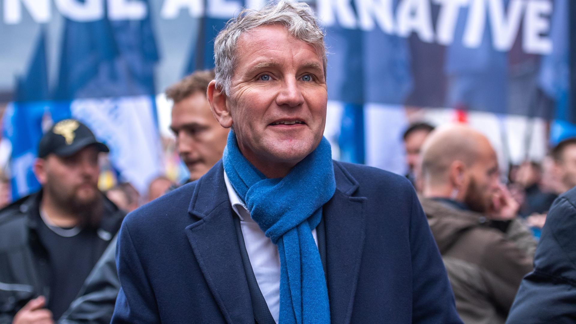 Ein Mann mit einem blauen Schal während einer Demonstration der AfD in Erfurt Ein Mann mit einem blauen Schal während einer Demonstration der AfD in Erfurt