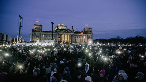 Demonstration am Abend unter dem Motto "Demokratie verteidigen" vor dem Bundestag in Berlin.
