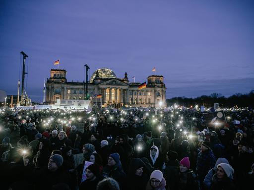 Demonstration am Abend unter dem Motto "Demokratie verteidigen" vor dem Bundestag in Berlin.
