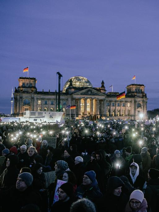 Demonstration am Abend unter dem Motto "Demokratie verteidigen" vor dem Bundestag in Berlin.
