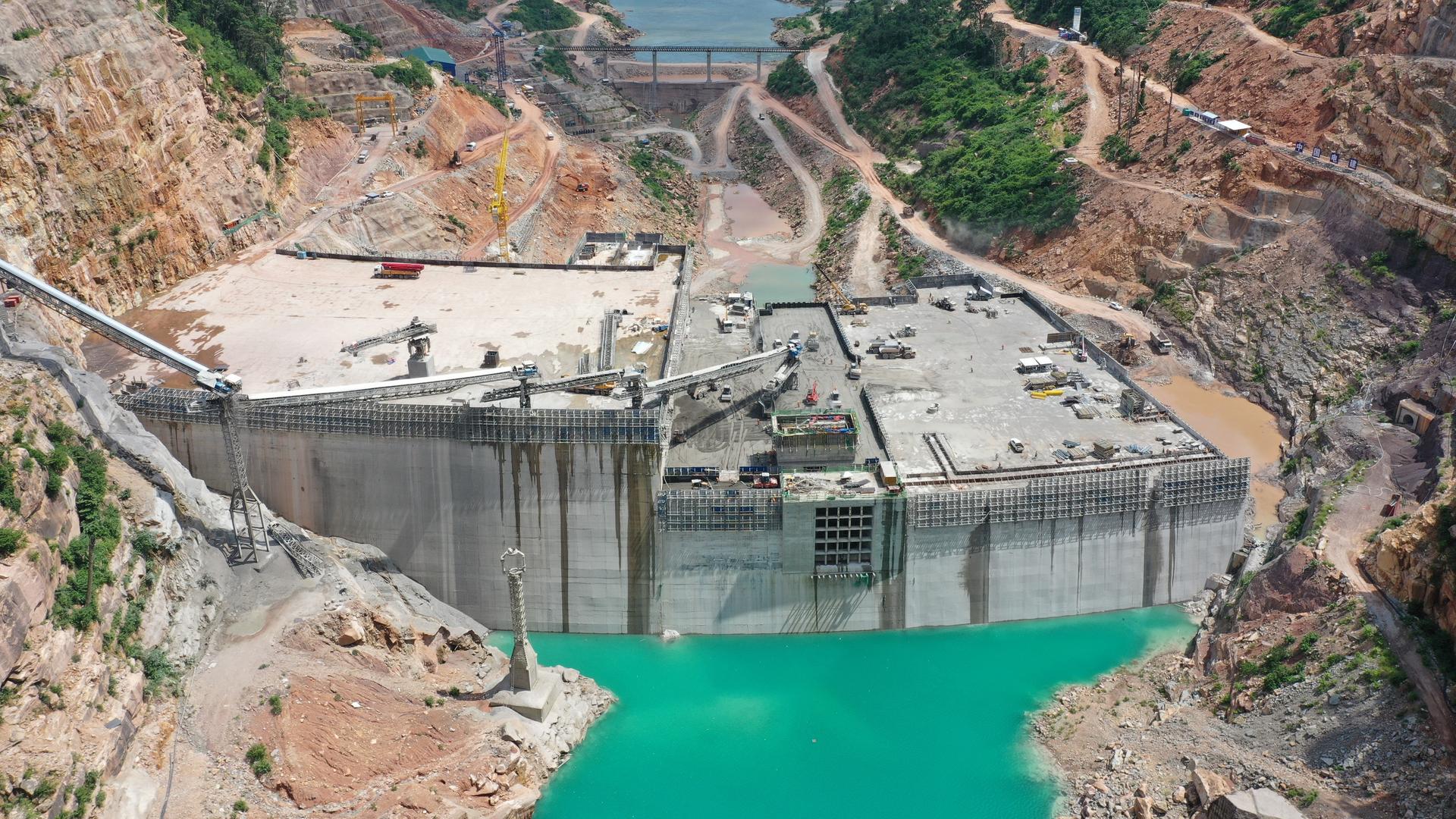 Blick auf die Baustelle eines riesigen Staudamms am Lancang-Mekong-Fluss