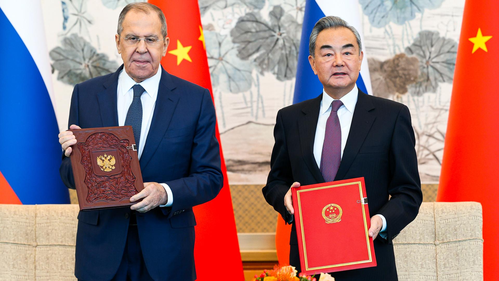 Peking: Auf diesem vom Pressedienst des russischen Außenministeriums über AP veröffentlichten Foto nehmen der russische Außenminister Sergej Lawrow (l) und der chinesische Außenminister Wang Yi an einer Unterzeichnungszeremonie nach ihren Gesprächen in Peking teil. Peking: Auf diesem vom Pressedienst des russischen Außenministeriums über AP veröffentlichten Foto nehmen der russische Außenminister Sergej Lawrow (l) und der chinesische Außenminister Wang Yi an einer Unterzeichnungszeremonie nach ihren Gesprächen in Peking teil.