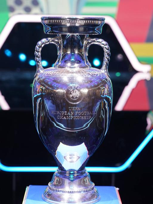 Der EM-Pokal bei der Auslosung der Qualifikation in Frankfurt - derzeit wird debattiert, wie das Turnier ab 2028 aussehen soll.