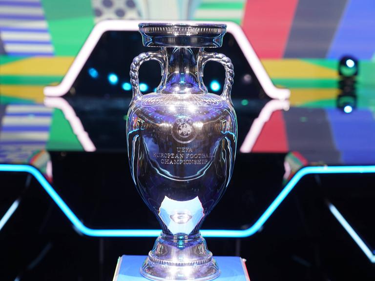 Der EM-Pokal bei der Auslosung der Qualifikation in Frankfurt - derzeit wird debattiert, wie das Turnier ab 2028 aussehen soll.