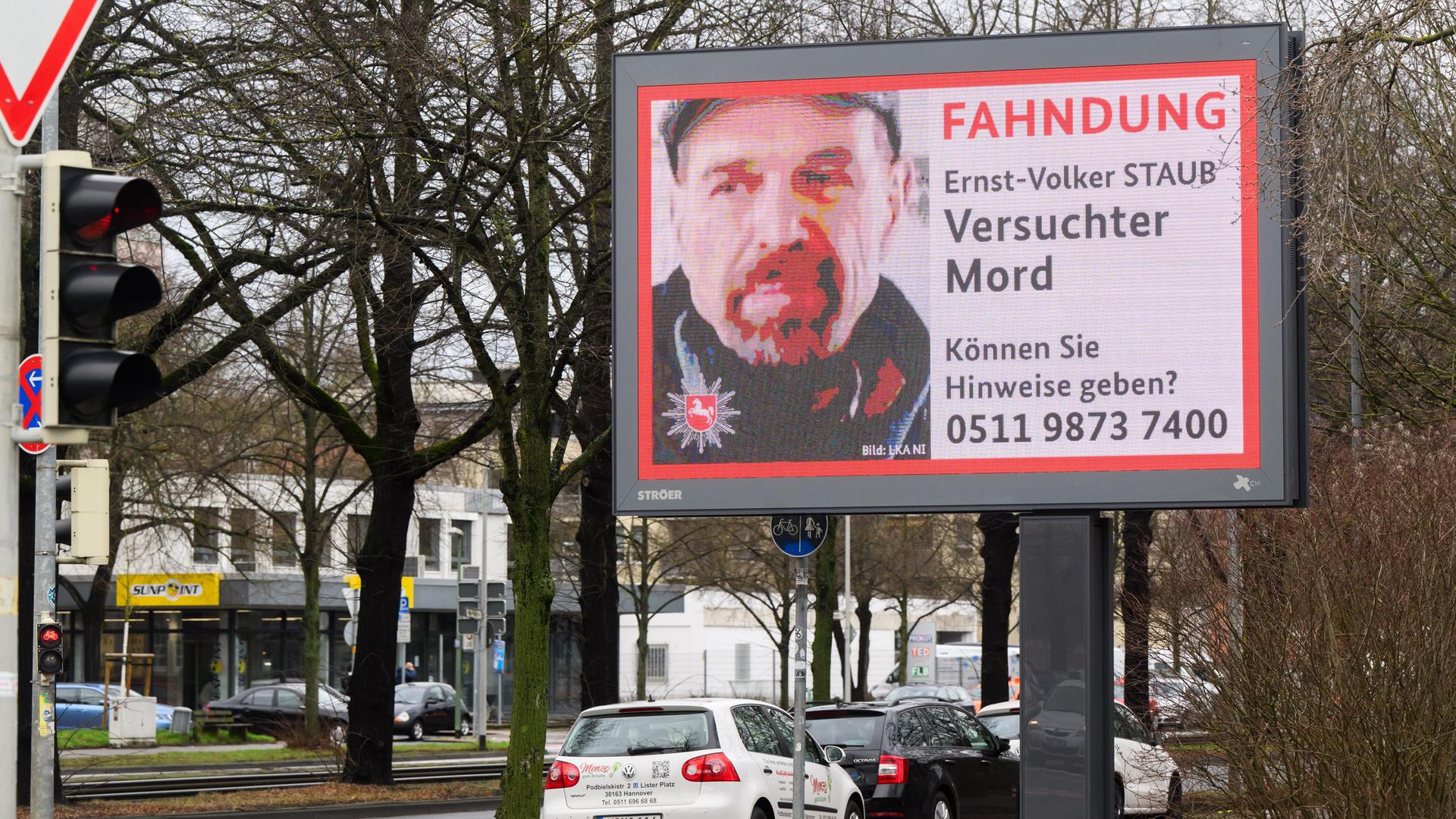 Eine digitale Anzeigetafel am Straßenrand zeigt den Fahndungsaufruf der Polizei.