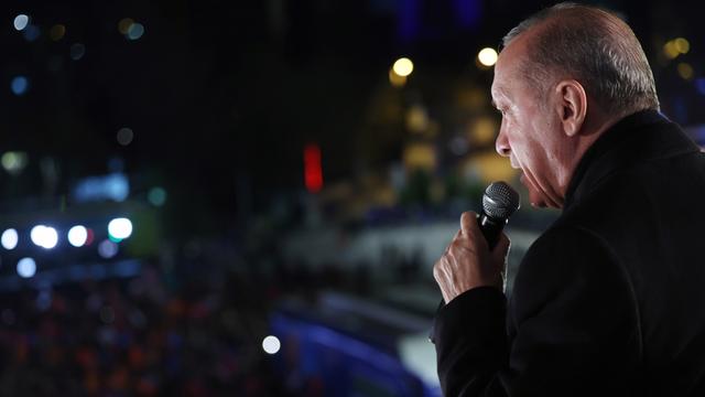 Der türkische Präsident Erdogan spricht zu einer Menschenmenge, er hält ein Mikrofon in der Hand. Aufnahme aus Ankara vom 01.04.2024.