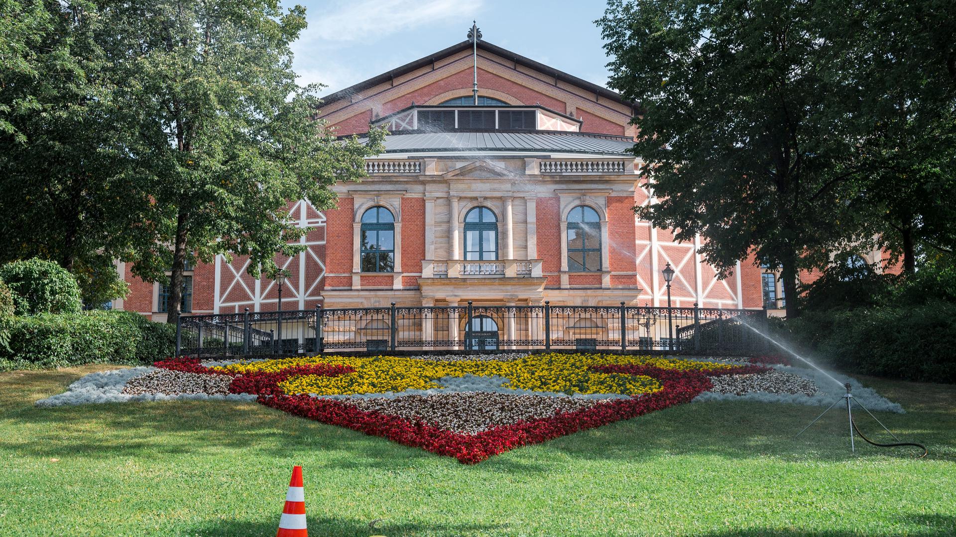 Die Grünfläche vor dem Bayreuther Festspielhaus wird bewässert. Die Grünfläche vor dem Bayreuther Festspielhaus wird bewässert.