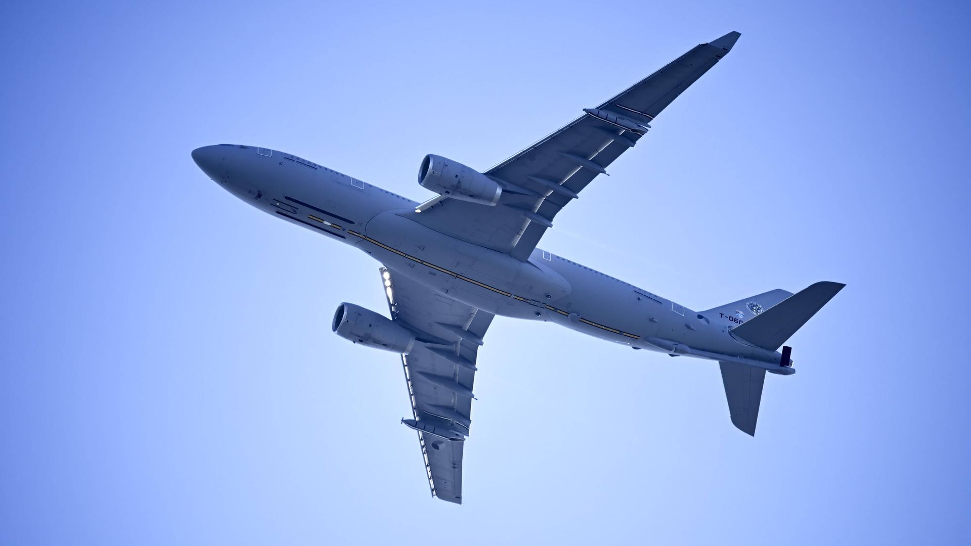 Das Flugzeug fliegt über den Betrachter. Es wurde von unten fotografiert.