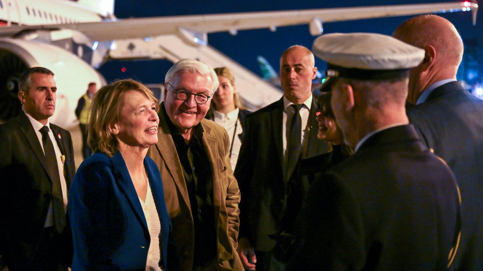 Bundespräsident Steinmeier und seine Frau Elke Büdenbender werden auf dem Flughafen in Beirut vom Botschaft der Bundesrepublik, Stoeckl-Stillfried, und Roula Noureddine, Protokollchefin des libanesischen Außenministeriums, begrüßt.