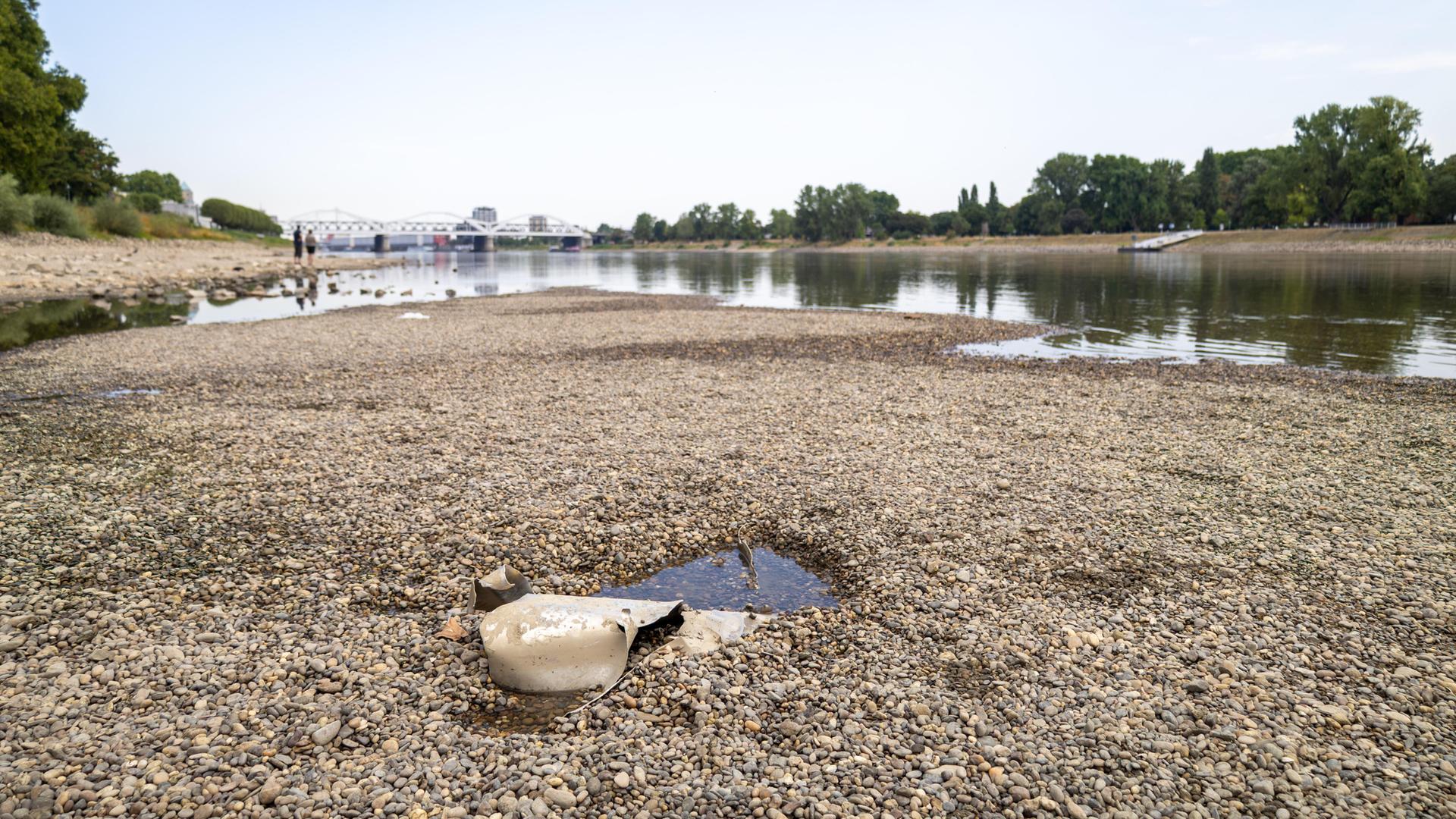 Extremes Niedrigwasser am Rhein in Mannheim und Ludwigshafen. Extremes Niedrigwasser am Rhein in Mannheim und Ludwigshafen.