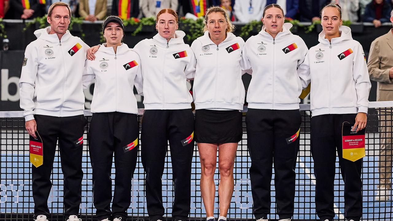 Kapitän Rainer Schuettler und die deutschen Tennis-Spielerinnen Eva Lys, Ella Seidel, Anna-Lena Friedsam, Jule Niemeier sowie Tessa Brockmann bei den Playoffs des Billie Jean King Cups in Ismaning.