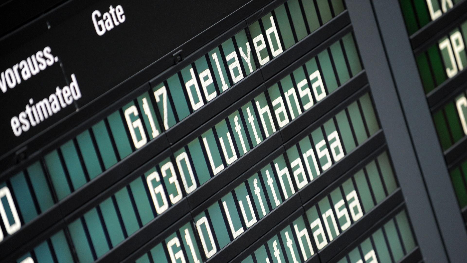 Flughafen München: "Delayed" (verspätet) steht an einer Anzeigetafel in der Lufthansa-Abflughalle.