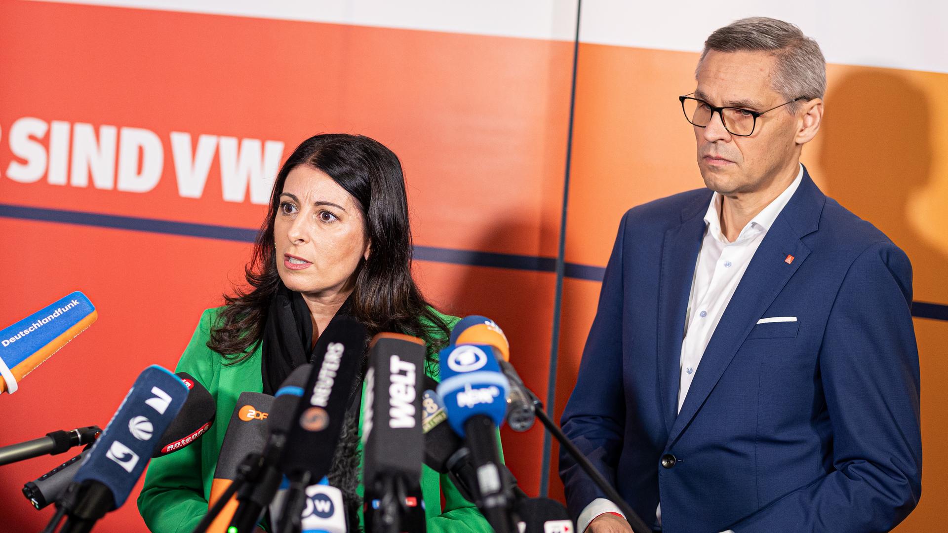 Daniela Cavallo, Gesamt- und Konzernbetriebsratsvorsitzende der Volkswagen AG, und Thorsten Gröger, Bezirksleiter der IG Metall in Niedersachsen und Sachsen-Anhalt, reden vor der Presse.