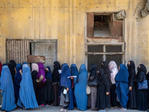 Afghanische Frauen stehen im Mai 2023 an einer Essensausgabe in der Schlange