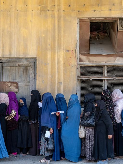 Afghanische Frauen stehen im Mai 2023 an einer Essensausgabe in der Schlange