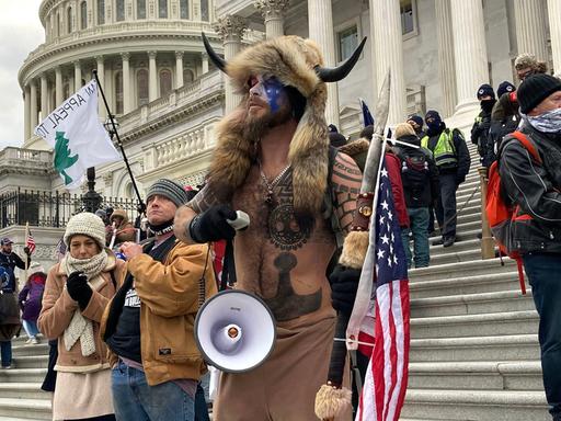 Der "QAnon-Schamane"Jake Angeli wurde bei der Erstürmung des Capitols am 6. Januar 2021 zu einem Symbol des Protests der Anhänger von Präsident Donald Trump gegen die seiner Meinung nach gestohlene Wahl, die er gegen Joe Biden verlor.