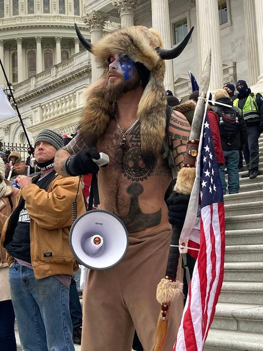 Der "QAnon-Schamane"Jake Angeli wurde bei der Erstürmung des Capitols am 6. Januar 2021 zu einem Symbol des Protests der Anhänger von Präsident Donald Trump gegen die seiner Meinung nach gestohlene Wahl, die er gegen Joe Biden verlor.