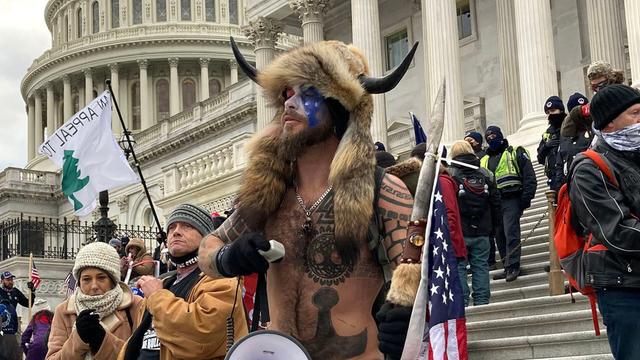 Der "QAnon-Schamane"Jake Angeli wurde bei der Erstürmung des Capitols am 6. Januar 2021 zu einem Symbol des Protests der Anhänger von Präsident Donald Trump gegen die seiner Meinung nach gestohlene Wahl, die er gegen Joe Biden verlor.