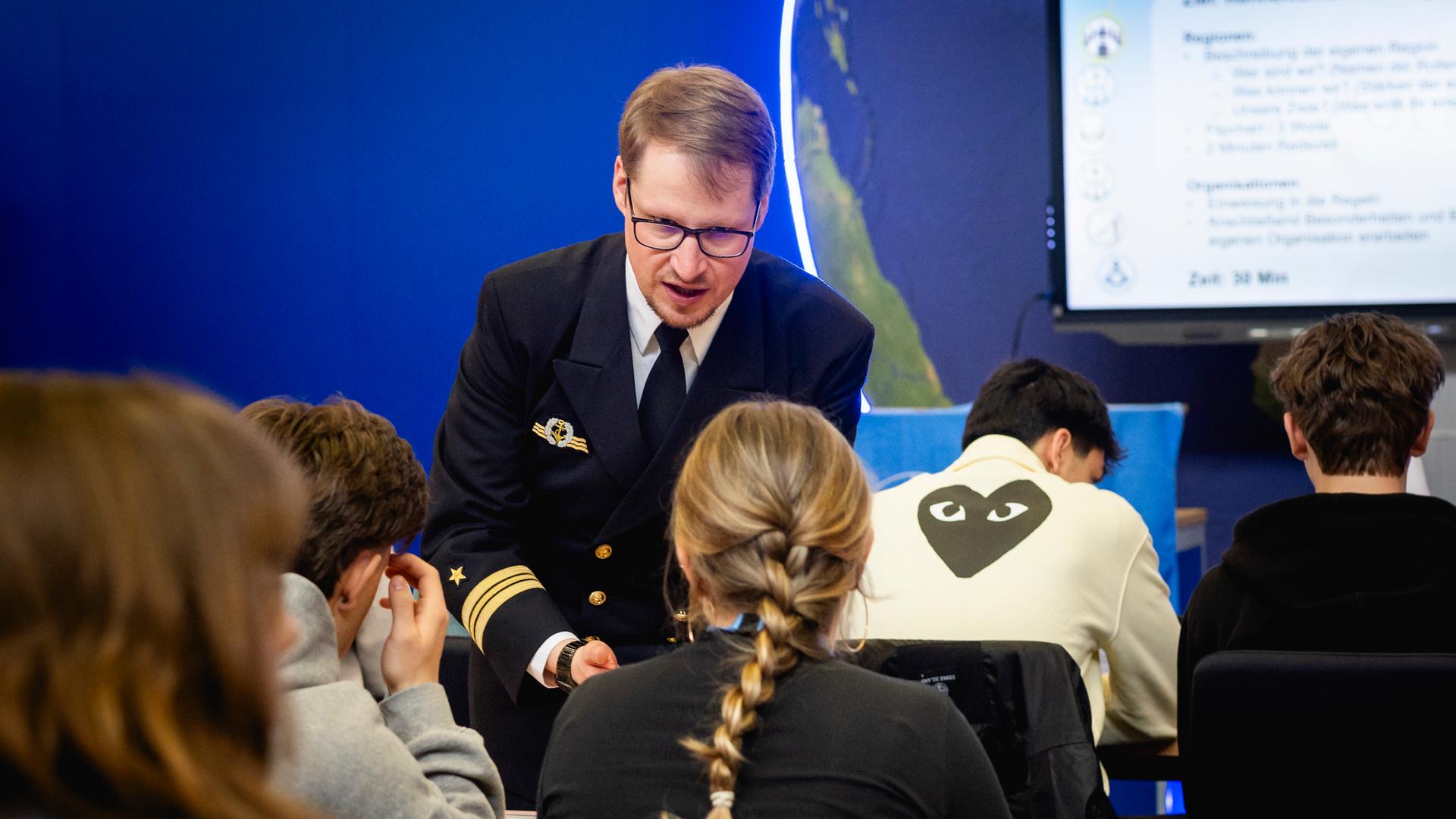 Schülerinnen und Schüler nehmmen Teil am Planspiel Pol&Is der Bundeswehr im Rahmen der Bildungsmesse didacta in Köln im März 2026.