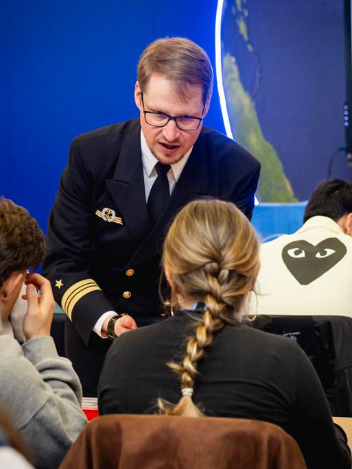 Schülerinnen und Schüler nehmmen Teil am Planspiel Pol&Is der Bundeswehr im Rahmen der Bildungsmesse didacta in Köln im März 2026. Schülerinnen und Schüler nehmmen Teil am Planspiel Pol&Is der Bundeswehr im Rahmen der Bildungsmesse didacta in Köln im März 2026.