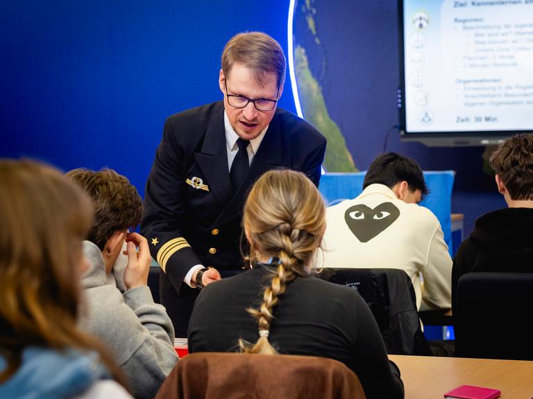 Schülerinnen und Schüler nehmmen Teil am Planspiel Pol&Is der Bundeswehr im Rahmen der Bildungsmesse didacta in Köln im März 2026. Schülerinnen und Schüler nehmmen Teil am Planspiel Pol&Is der Bundeswehr im Rahmen der Bildungsmesse didacta in Köln im März 2026.