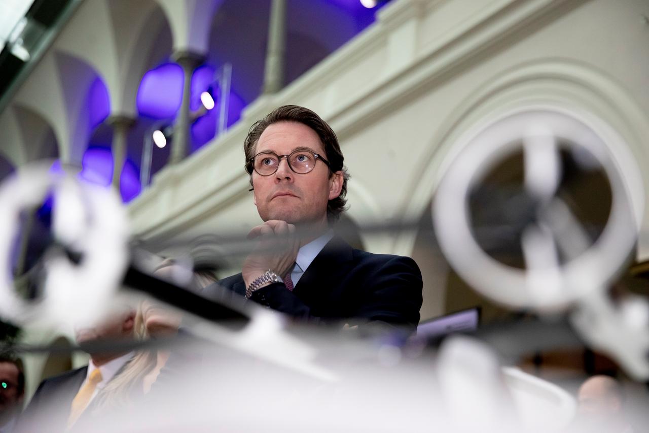 Bundesverkehrsminister Andreas Scheuer (CSU) im Februar  2020 während der Übergabe von „Zukunftsschecks“ für drei Drohnenprojekte im Bundesverkehrsministerium.
