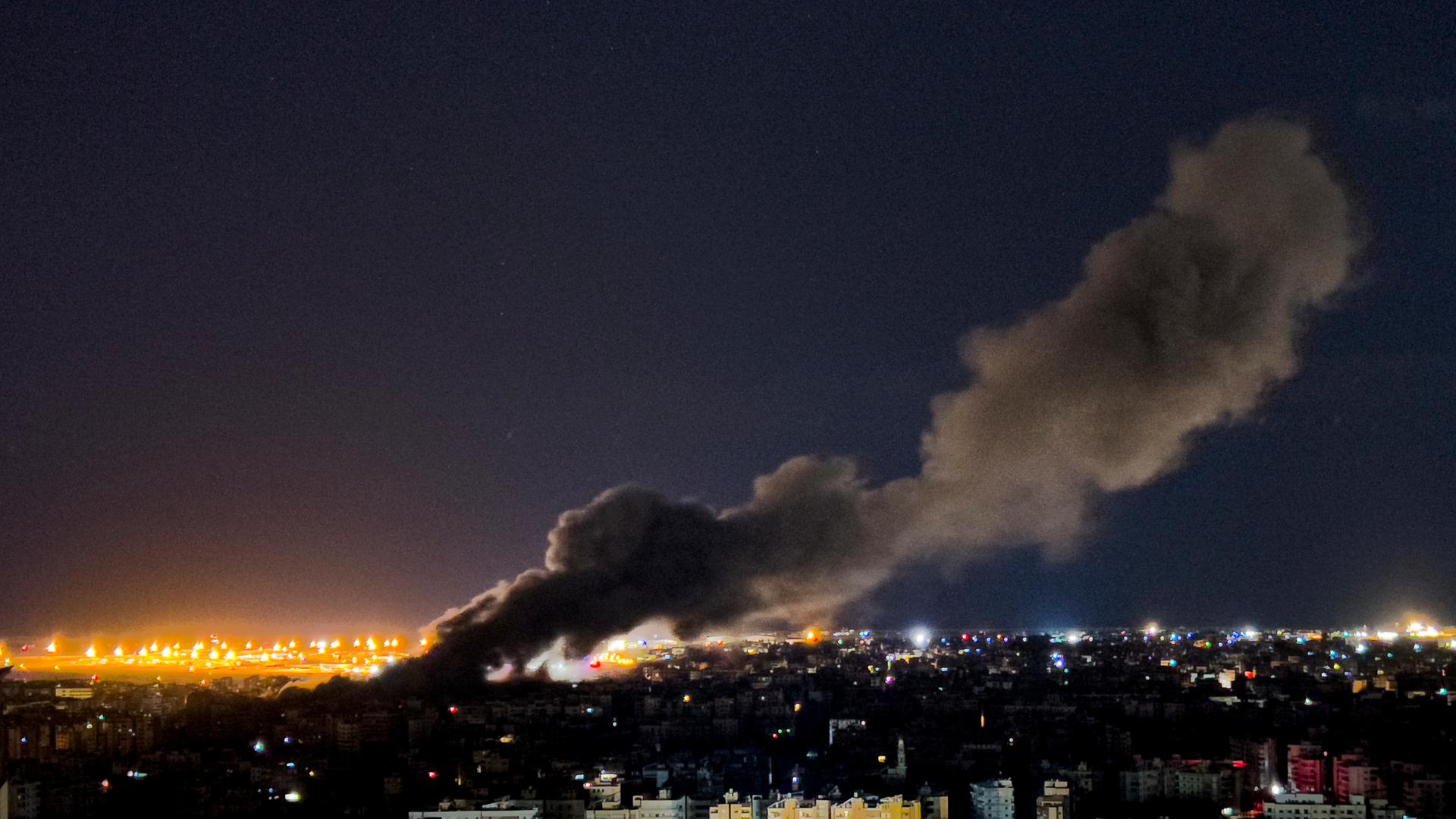 Rauch steigt auf nach einem Angriff der israelischen Luftwaffe auf ein Gebiet im Süden von Beirut