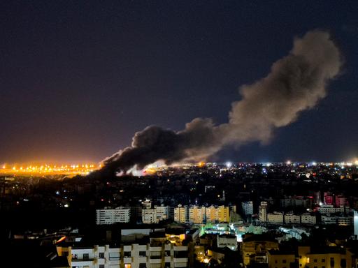 Rauch steigt auf nach einem Angriff der israelischen Luftwaffe auf ein Gebiet im Süden von Beirut