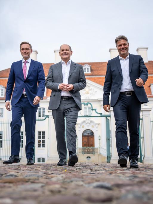 Finanzminister Lindner (FDP, Bundeskanzler Olaf Scholz (SPD) und Wirtschaftsminister Robert Habeck (Grüne, von links) vor Schloss Meseberg 