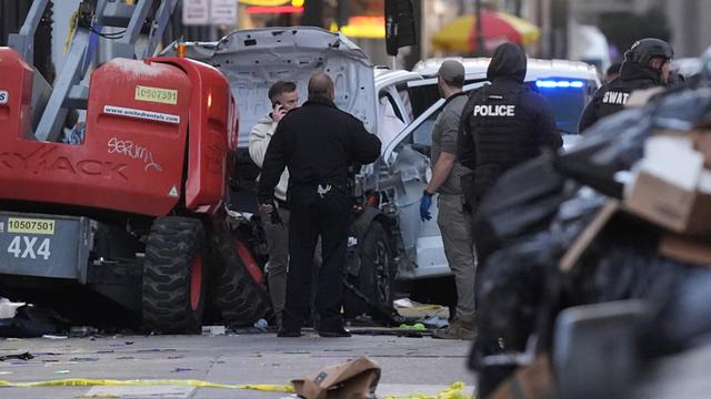 Spezialkräfte stehen am Ort eines mutmaßlichen Anschlags in New Orleans, bei dem ein Mann mit einem Auto in eine Menschenmenge gerast ist.