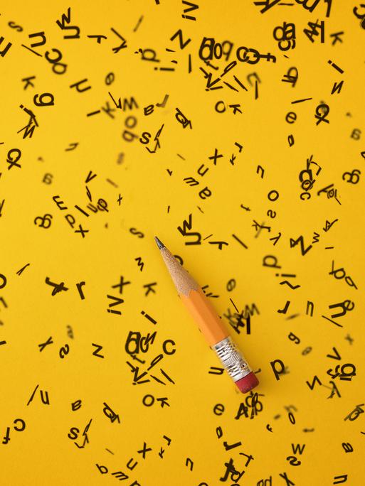 Illustration: Auf einem gelben Hintergrund ist ein Bleistift zwischen zahlreichen ungeordneten Buchstaben zu sehen. 