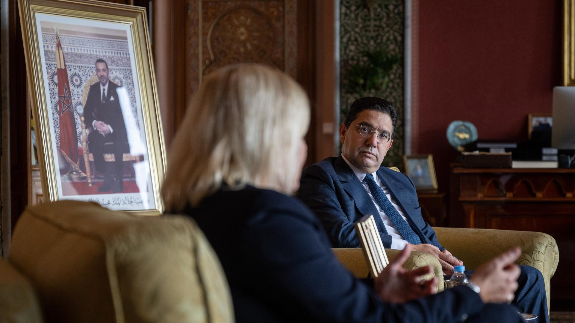 Nasser Bourita (r), Außenminister von Marokko, und Nancy Faeser (SPD), Bundesministerin für Inneres und Heimat, sitzen in Bouritas Büro und sprechen.