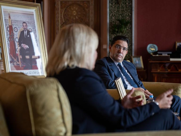 Nasser Bourita (r), Außenminister von Marokko, und Nancy Faeser (SPD), Bundesministerin für Inneres und Heimat, sitzen in Bouritas Büro und sprechen.