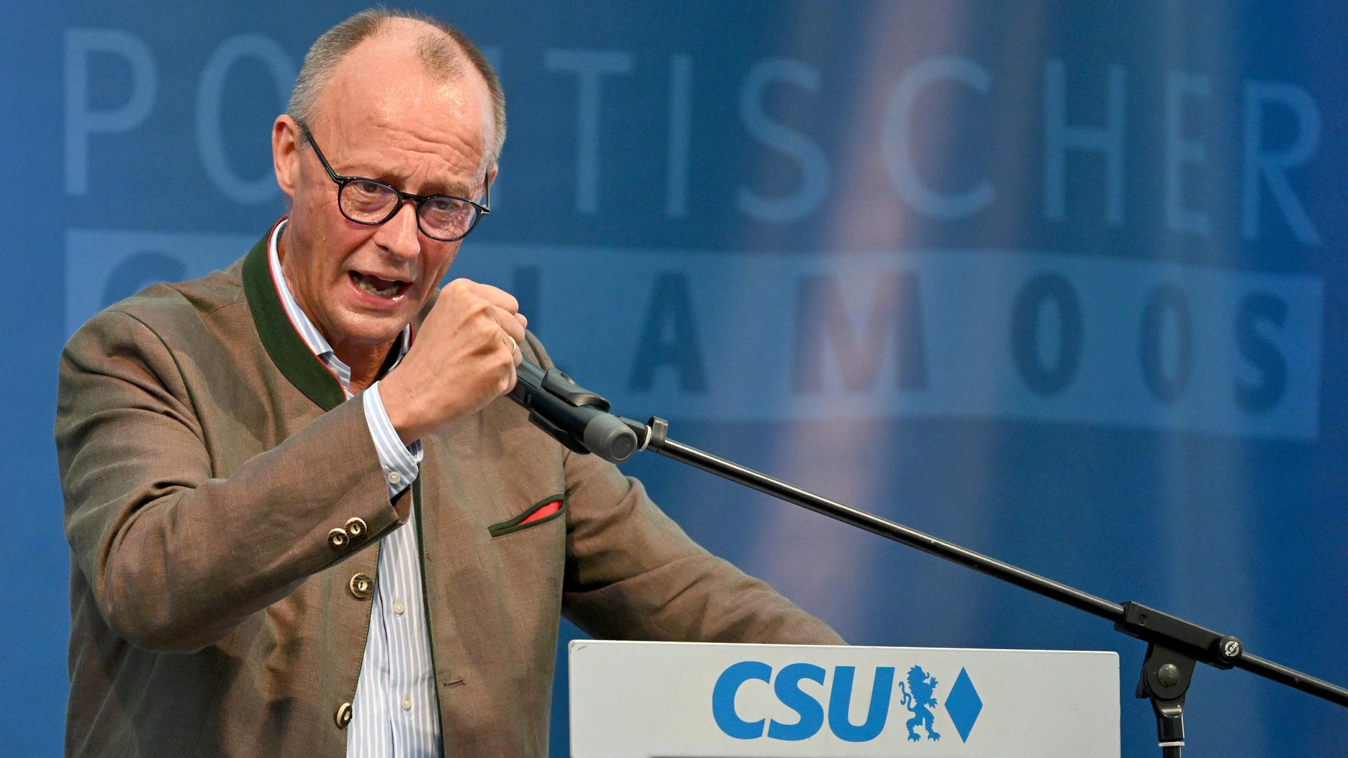 Friedrich Merz, Bundesvorsitzender der CDU, spricht beim Politischen Frühschoppen Gillamoos auf der Bühne. 