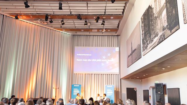 Der Podcast "Amerika verstehen" m it Volker Depkat live auf der Bühne im Deutschen Auswandererhaus Bremerhaven. Rahmenprogramm durch das interaktive Angebot der Denkfabrik und Führungen durch die Dauerausstellung des DAH.