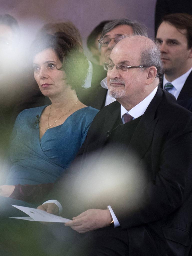 Beim Forum Bellevue zur Zukunft der Demokratie in Berlin saßen am 30. November 2017 die Schriftsteller Daniel Kehlmann, Eva Menasse und Sir Salman Rushdie nebeneinander. Unschärfen verleihen dem Foto Tiefe. Menasse trägt ein türkisblaues Kleid, Rushdie einen dunklen Anzug und Krawatte.