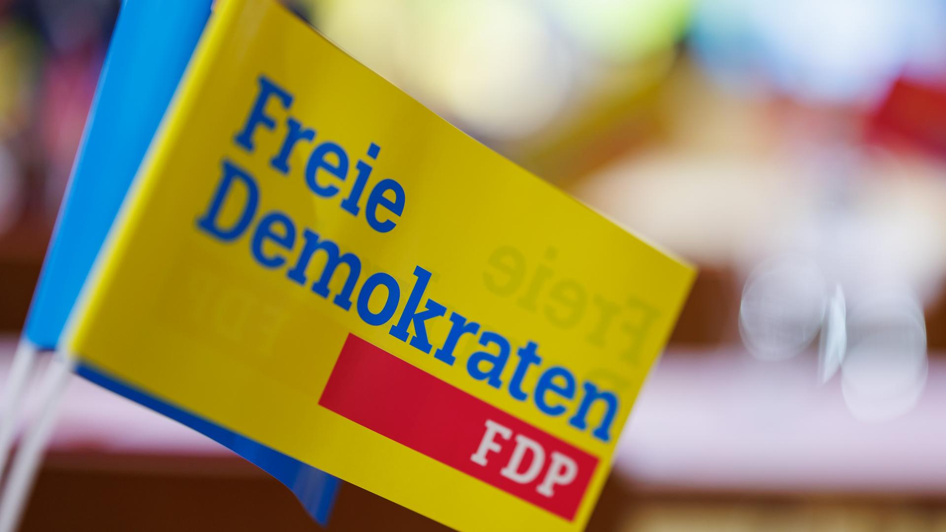 "FDP" steht beim Landesparteitag der FDP Bayern auf Fähnchen. 