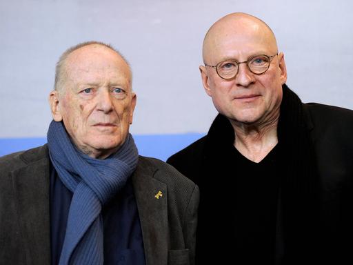Drehbuchautor Wolfgang Kohlhaase (li.) und Regisseur Matti Geschonneck blicken in die Kamera