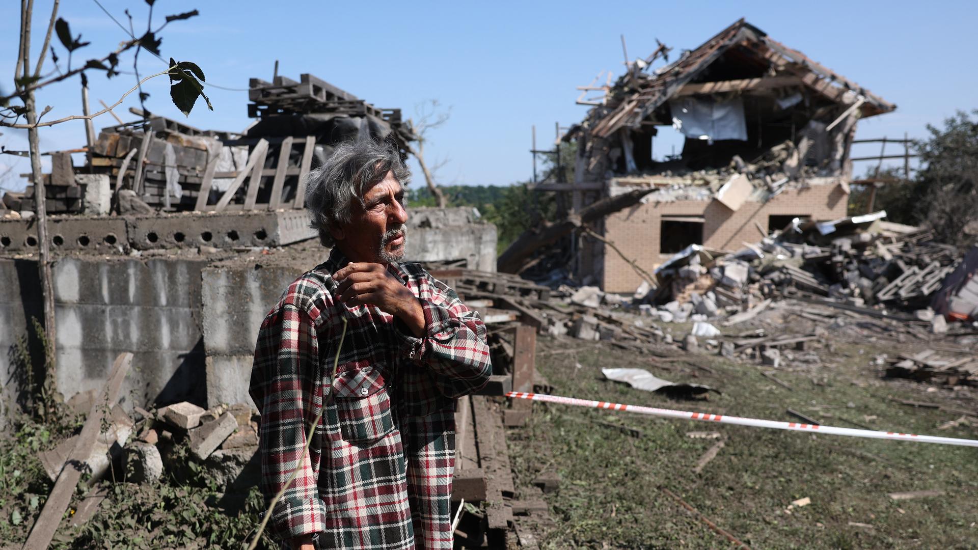 Ein Ukrainer steht vor den Trümmern seines Hauses in der Region Kiew.