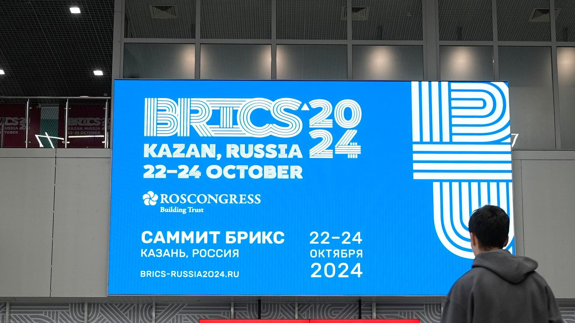 Kasan: Menschen spazieren auf der Kasan-Expo einen Tag vor dem Start des Brics-Gipfels. 