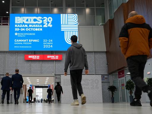 Kasan: Menschen spazieren auf der Kasan-Expo einen Tag vor dem Start des Brics-Gipfels. 