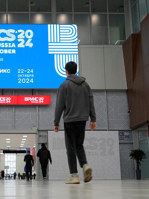 Kasan: Menschen spazieren auf der Kasan-Expo einen Tag vor dem Start des Brics-Gipfels. 